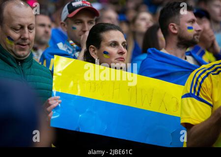 Cardiff, Wales, Großbritannien. 5.. Juni 2022. Ukraine-Fans während des FIFA-WM-Play-off-Finalspiels zwischen Wales und der Ukraine im Cardiff City Stadium. Kredit: Mark Hawkins/Alamy Live Nachrichten Stockfoto