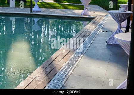 Abflüsse um den Außenpool im Spa-Center auf der Straße unter freiem Himmel zur Entspannung der Hotelgäste Stockfoto