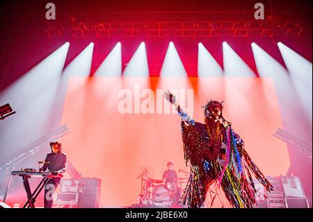 Manchester, Großbritannien. 05.. Juni 2022. Karen O, Nick Zinner, Brian Chasee von The Yeah Yeah's treten im Manchester O2 Apollo auf. 2022-06-05. Kredit: Gary Mather/Alamy Live Nachrichten Stockfoto