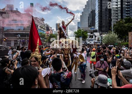 Bangkok, Thailand. 5.. Juni 2022. Mitglieder der LGBTQIA-Gemeinschaft und Verbündete nehmen am Pride March Teil. (Bild: © Andre Malerba/ZUMA Press Wire) Stockfoto