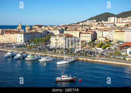 Altstadt und Strandpromenade bei Sonnenaufgang, Ajacciu (Aiacciu), Korsika (Corse), Corse-du-Sud, Frankreich Stockfoto
