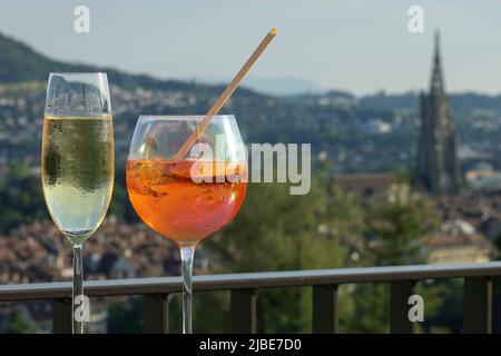 Cocktails auf der Terrasse mit Blick auf die Berner Altstadt. Schweiz Stockfoto