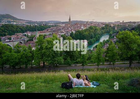 Die Menschen bewundern den herrlichen Panoramablick auf die Altstadt von Bern von oben. Bern, Schweiz - Juni 2022 Stockfoto