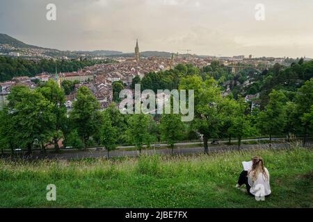 Die Menschen bewundern den herrlichen Panoramablick auf die Altstadt von Bern von oben. Bern, Schweiz - Juni 2022 Stockfoto