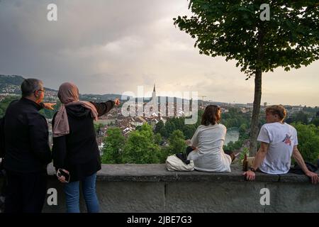 Die Menschen bewundern den herrlichen Panoramablick auf die Altstadt von Bern von oben. Bern, Schweiz - Juni 2022 Stockfoto