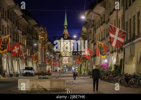 Nachtszene entlang der Kramgasse in der Altstadt mit dem Zytglogge Clock Tower. Bern, Schweiz - Juni 2022 Stockfoto