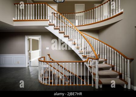 Eine geschwungene Treppe in einem Haus. Dieses Haus wurde seitdem abgerissen. Stockfoto