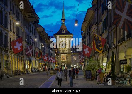 Nachtszene entlang der Kramgasse in der Altstadt mit dem Zytglogge Clock Tower. Bern, Schweiz - Juni 2022 Stockfoto