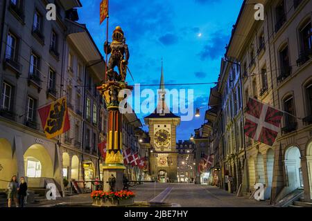 Nachtszene entlang der Kramgasse in der Altstadt mit dem Zytglogge Clock Tower. Bern, Schweiz - Juni 2022 Stockfoto