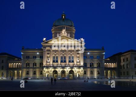 Blick auf das Schweizer Parlamentsgebäude in der Nacht. Bern, Schweiz - Juni 2022 Stockfoto