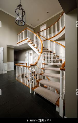 Eine geschwungene Treppe in einem Haus. Dieses Haus wurde seitdem abgerissen. Stockfoto