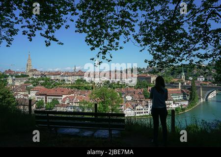 Die Menschen bewundern den herrlichen Panoramablick auf die Altstadt von Bern von oben. Bern, Schweiz - Juni 2022 Stockfoto