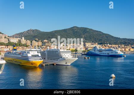 Kreuzfahrt- und Fährschiffe, die im Hafen, Ajacciu (Aiacciu), Korsika (Corse), Corse-du-Sud, Frankreich, festgemacht sind Stockfoto