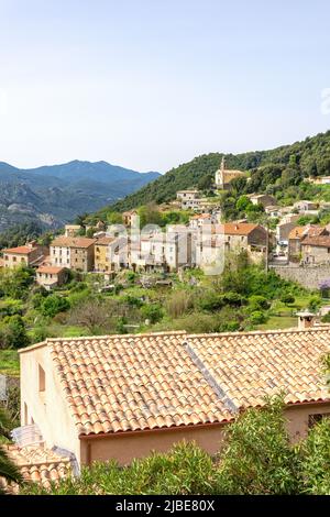 Berglandschaft und Dorf, Ocana, Korsika (Corse), Corse-du-Sud, Frankreich Stockfoto