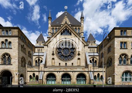 Die kölner Synagoge im neoromanischen Stil vor blauem Himmel mit Wolken Stockfoto