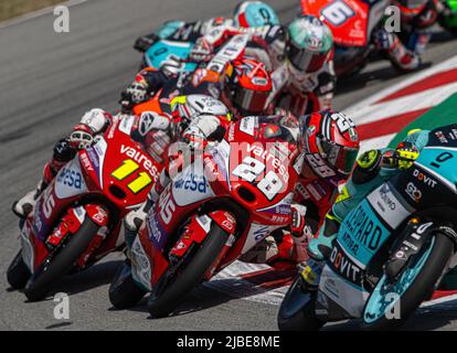 BARCELONA, SPANIEN - 05. JUNI GP ENERGY OF CATALUNYA RACE DAY der Spanier Izan Guevara (28) vom Ángel Nieto Team und der Spanier Sergio Garcia Dols (11) vom Ángel Nieto Team während des Rennens Moto3 des Grand Prix von Katalonien auf dem Circuit de Barcelona-Catalunya am 05. Juni 2022 in Barcelona, Spanien... Stockfoto