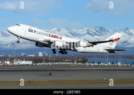Skylease Cargo Boeing 747-400-Flugzeuge starten vom Flughafen Anchorage. Flugzeug 747-400F von Sky Lease Cargo beim Start. Flugzeug mit vier Motoren. Stockfoto