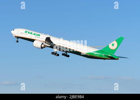 EVA Air Boeing 777-Flugzeuge starten. Flugzeug B777-300ER von Evergreen Airways startet. Stockfoto