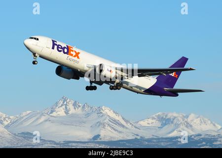 FedEx Boeing 767 Frachtflugzeug, das von Anchorage abfliegt. Flugzeuge, um Fracht von Fedex zu transportieren. B767-300F auch bekannt als 767F. Stockfoto