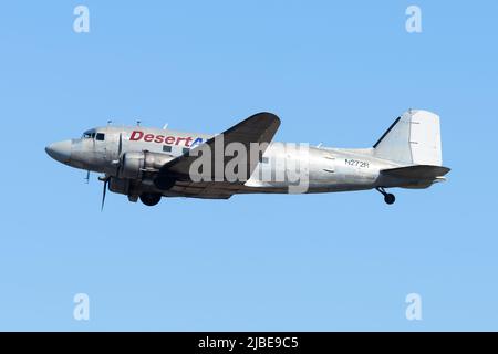 Desert Air Transport Douglas DC-3 Classic-Flugzeug registriert N272R fliegt zur Fracht. Eines der letzten lufttüchtigen DC3-Flugzeuge. Douglas DC-3C. Stockfoto