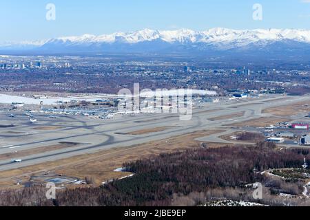 Anchorage Airport Luftaufnahme in Alaska, USA. Ted Stevens Anchorage International Airport von oben gesehen. Flughafen mit Bergen im Hintergrund. Stockfoto