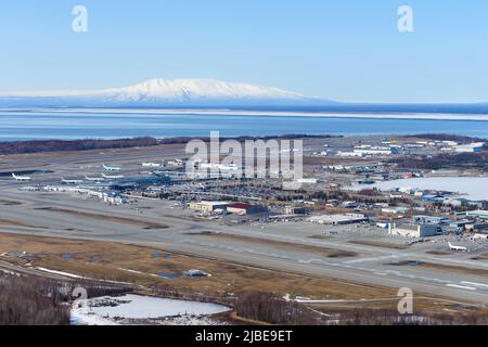 Anchorage Airport Luftaufnahme in Alaska, USA. Ted Stevens Anchorage International Airport von oben gesehen. Mount Susitna im Hintergrund. Stockfoto