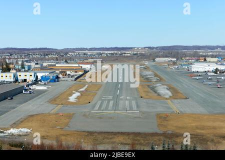 Merrill Field Flughafen in Anchorage, hauptsächlich für die allgemeine Luftfahrt genutzt. Merrill Field Start- und Landebahn. Stockfoto