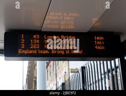 TFL Bus-Schilder wünschen dem englischen Team viel Glück mit: Atmosphäre wo: London, Großbritannien Wann: 11 Jul 2021 Credit: Mario Mitsis/WENN Stockfoto