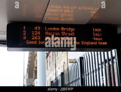 TFL Bus-Schilder wünschen dem englischen Team viel Glück mit: Atmosphäre wo: London, Großbritannien Wann: 11 Jul 2021 Credit: Mario Mitsis/WENN Stockfoto