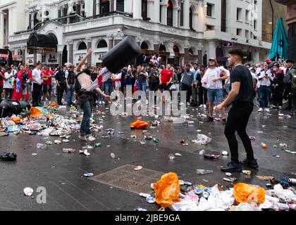 Rowdy England Fußballfans treffen sich am Leicester Square in Erwartung des UEFA Euro 2020-Endresultats 16. mit: Atmosphäre wo: London, Großbritannien Wann: 11 Jul 2021 Credit: Mario Mitsis/WENN Stockfoto