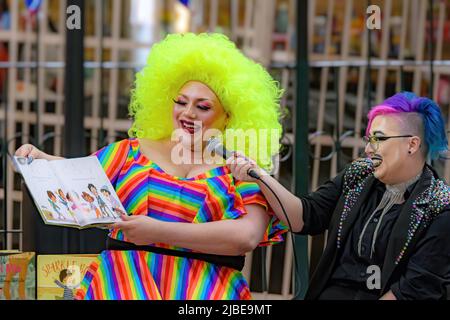 Saint John, NB, Kanada - 5. Juni 2022: Eine Drag Queen und ein König lesen in der Drag Story Hour auf dem Marktplatz Kindergeschichten. Konzentriere dich auf die Königin. Stockfoto