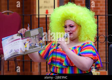 Saint John, NB, Kanada - 5. Juni 2022: Eine Drag Queen liest in der Drag Story Hour auf dem Marktplatz Kindergeschichten. Stockfoto