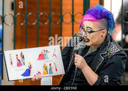 Saint John, NB, Kanada - 5. Juni 2022: Ein Drag King liest Kindergeschichten in der Drag Story Hour auf dem Marktplatz. Stockfoto