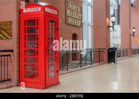 Saint John, NB, Kanada - 5. Juni 2022: Eine rote Telefonzelle. Der Stand ist das berühmte britische K6 Design, aber ohne die Krone an der Spitze. Stockfoto