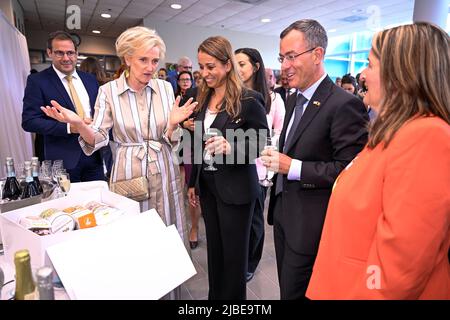 Atlanta. US, 05. Juni 2022, Prinzessin Arid von Belgien, Solvay-CEO Ilham Kadri und Solvay-Präsident Material Segment Carmelo Lo Faro im Rahmen einer belgischen Wirtschaftsmission in den Vereinigten Staaten von Amerika bei einem Besuch im neuen Anwendungsentwicklungslabor von Solvay in Alpharetta, USA, Sonntag, 05. Juni 2022 in Atlanta. Eine Delegation mit der Prinzessin und verschiedenen Ministern wird Atlanta, New York und Boston vom 4.. Bis 12.. Juni besuchen. BELGA FOTO LAURIE DIEFFEMBACQ Stockfoto