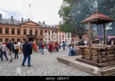 Juni-Festival Skandinavien. Mittelalterliche Dramatik auf dem Alten Marktplatz beim Medieval Festival Turku Finnland. Stockfoto