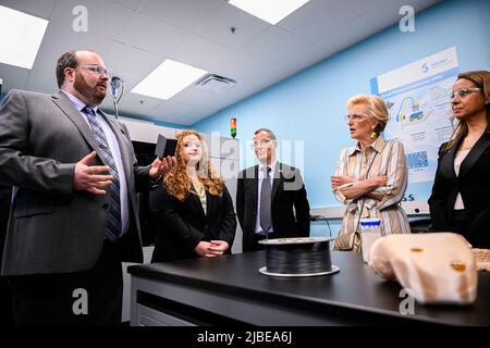 Atlanta. US, 05. Juni 2022, Carmelo Lo Faro, Präsident von Solvay Materials Segment, Prinzessin Arid von Belgien und Ilham Kadri, CEO von Solvay, während eines Besuchs im neuen Anwendungsentwicklungslabor von Solvay in Alpharetta, USA, während einer belgischen Wirtschaftsmission in den Vereinigten Staaten von Amerika, Sonntag, 05. Juni 2022 in Atlanta. Eine Delegation mit der Prinzessin und verschiedenen Ministern wird Atlanta, New York und Boston vom 4.. Bis 12.. Juni besuchen. BELGA FOTO LAURIE DIEFFEMBACQ Stockfoto