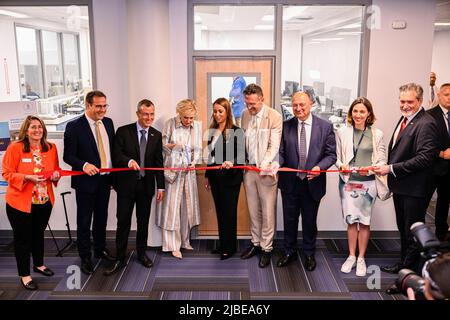 Atlanta. US, 05. Juni 2022, Bundesminister David Clarinval, Solvay-Präsident Materialsegment Carmelo Lo Faro, Prinzessin Arid von Belgien, Solvay-CEO Ilham Kadri, Staatssekretär für die Region Brüssel, Pascal Smet, Der wallonische Vizepräsident Willy Borsus und Michael Finelli, Solvay-Präsident für Wachstumsinitiativen, wurden während eines Besuchs im neuen Anwendungsentwicklungslabor von Solvay in Alpharetta, USA, während einer belgischen Wirtschaftsmission in den Vereinigten Staaten von Amerika am Sonntag, den 05. Juni 2022 in Atlanta dargestellt. Eine Delegation mit der Prinzessin und verschiedenen Ministern wird Atlanta, New, besuchen Stockfoto