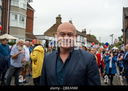 Cookham, Bergen, Großbritannien. 5.. Juni 2022. Die Bewohner und ihre Familien und Freunde hatten heute viel Spaß bei der Cookham Jubilee Street Party in der Stadt. Sie wurden von der Schauspielerin Wendy Craig, dem Schauspieler und Journalisten Ross Kemp (im Bild) sowie der Bürgermeisterin des Royal Borough of Windsor und Maidenhead, Cllr Christine Bateson, begleitet, die die Beurteilung des besten Kuchens vornahmen. Die Kuchen wurden dann verkauft, um Geld für die Thames Hospice Charity zu sammeln. Quelle: Maureen McLean/Alamy Live News Stockfoto