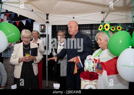 Cookham, Bergen, Großbritannien. 5.. Juni 2022. Die Bewohner und ihre Familien und Freunde hatten heute viel Spaß bei der Cookham Jubilee Street Party in der Stadt. Zu ihnen kamen die Schauspielerin Wendy Craig (links), der Schauspieler und Journalist Ross Kemp sowie die Bürgermeisterin des Royal Borough of Windsor und Maidenhead, Cllr Christine Bateson, die den besten Kuchen beurteilten. Die Kuchen wurden dann verkauft, um Geld für die Thames Hospice Charity zu sammeln. Quelle: Maureen McLean/Alamy Live News Stockfoto