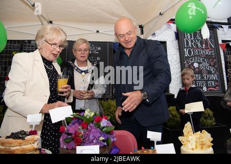 Cookham, Bergen, Großbritannien. 5.. Juni 2022. Die Bewohner und ihre Familien und Freunde hatten heute viel Spaß bei der Cookham Jubilee Street Party in der Stadt. Zu ihnen kamen die Schauspielerin Wendy Craig (links), der Schauspieler und Journalist Ross Kemp sowie die Bürgermeisterin des Royal Borough of Windsor und Maidenhead, Cllr Christine Bateson, die den besten Kuchen beurteilten. Die Kuchen wurden dann verkauft, um Geld für die Thames Hospice Charity zu sammeln. Quelle: Maureen McLean/Alamy Live News Stockfoto