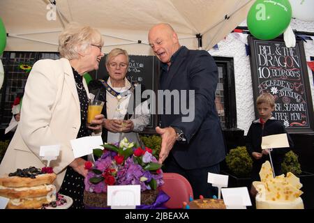 Cookham, Bergen, Großbritannien. 5.. Juni 2022. Die Bewohner und ihre Familien und Freunde hatten heute viel Spaß bei der Cookham Jubilee Street Party in der Stadt. Zu ihnen kamen die Schauspielerin Wendy Craig (links), der Schauspieler und Journalist Ross Kemp sowie die Bürgermeisterin des Royal Borough of Windsor und Maidenhead, Cllr Christine Bateson, die den besten Kuchen beurteilten. Die Kuchen wurden dann verkauft, um Geld für die Thames Hospice Charity zu sammeln. Quelle: Maureen McLean/Alamy Live News Stockfoto