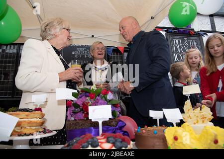 Cookham, Bergen, Großbritannien. 5.. Juni 2022. Die Bewohner und ihre Familien und Freunde hatten heute viel Spaß bei der Cookham Jubilee Street Party in der Stadt. Zu ihnen kamen die Schauspielerin Wendy Craig (links), der Schauspieler und Journalist Ross Kemp sowie die Bürgermeisterin des Royal Borough of Windsor und Maidenhead, Cllr Christine Bateson, die den besten Kuchen beurteilten. Die Kuchen wurden dann verkauft, um Geld für die Thames Hospice Charity zu sammeln. Quelle: Maureen McLean/Alamy Live News Stockfoto