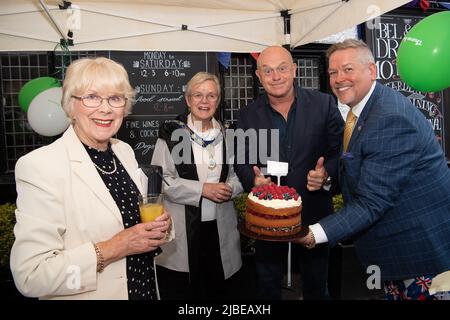 Cookham, Bergen, Großbritannien. 5.. Juni 2022. Die Bewohner und ihre Familien und Freunde hatten heute viel Spaß bei der Cookham Jubilee Street Party in der Stadt. Zu ihnen kamen die Schauspielerin Wendy Craig (links), der Schauspieler und Journalist Ross Kemp sowie die Bürgermeisterin des Royal Borough of Windsor und Maidenhead, Cllr Christine Bateson, die den besten Kuchen beurteilten. Die Kuchen wurden dann verkauft, um Geld für die Thames Hospice Charity zu sammeln. Quelle: Maureen McLean/Alamy Live News Stockfoto