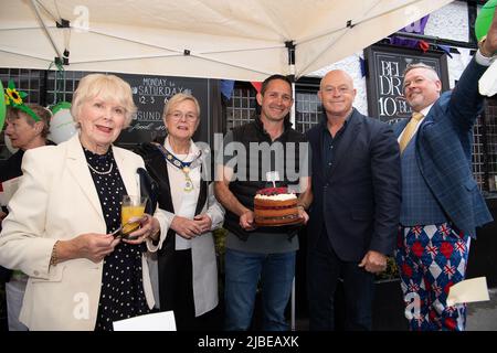 Cookham, Bergen, Großbritannien. 5.. Juni 2022. Die Bewohner und ihre Familien und Freunde hatten heute viel Spaß bei der Cookham Jubilee Street Party in der Stadt. Zu ihnen kamen die Schauspielerin Wendy Craig (links), der Schauspieler und Journalist Ross Kemp sowie die Bürgermeisterin des Royal Borough of Windsor und Maidenhead, Cllr Christine Bateson, die den besten Kuchen beurteilten. Die Kuchen wurden dann verkauft, um Geld für die Thames Hospice Charity zu sammeln. Quelle: Maureen McLean/Alamy Live News Stockfoto