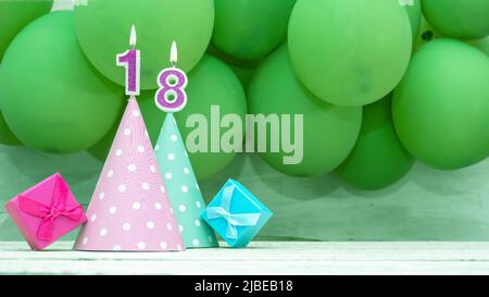 Geburtstagsnummer, eine schöne Karte mit Luftballons und Zahlen aus Kerzen, ein Happy Birthday Hintergrund für ein Mädchen. Stockfoto