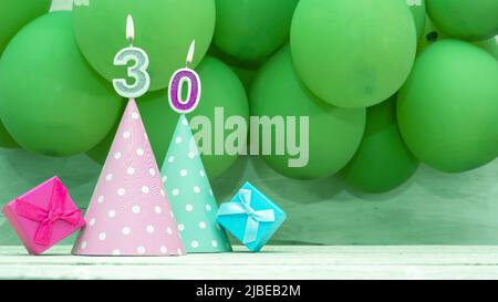 Geburtstagsnummer, eine schöne Karte mit Luftballons und Zahlen aus Kerzen, ein Happy Birthday Hintergrund für ein Mädchen. Stockfoto