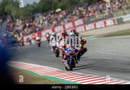 BARCELONA, SPANIEN - 05. JUNI GP ENERGY OF CATALUNYA RENNTAG der spanische Fahrer Arón Canet (40) von PÁGINAS AMARILLAS HP 40 während des Rennens Moto2 des Grand Prix von Katalonien auf dem Circuit de Barcelona-Catalunya am 05. Juni 2022 in Barcelona, Spanien. Stockfoto