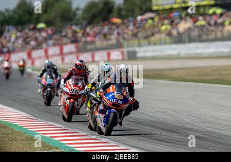 BARCELONA, SPANIEN - 05. JUNI GP ENERGY OF CATALUNYA RENNTAG der spanische Fahrer Arón Canet (40) von PÁGINAS AMARILLAS HP 40 während des Rennens Moto2 des Grand Prix von Katalonien auf dem Circuit de Barcelona-Catalunya am 05. Juni 2022 in Barcelona, Spanien. Stockfoto