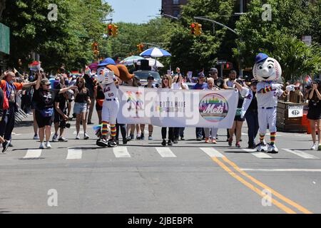 New York, NY, USA. 5.. Juni 2022. Jackson Heights, New York, USA, 05. Juni 2022 - Tausende von Menschen marschieren zusammen mit dem Bürgermeister von New York, Eric Adams, bei der jährlichen Queens Pride Parade 30. in Jackson Heights, New York. Foto: Luiz Rampelotto/EuropaNewswire.BILDNACHWEIS ERFORDERLICH. (Bild: © Luiz Rampelotto/ZUMA Press Wire) Stockfoto